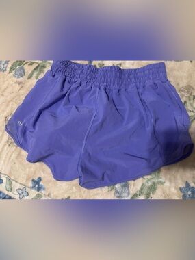 Lululemon size 6 HR 2.5 inch inseam hotty hot shorts purple